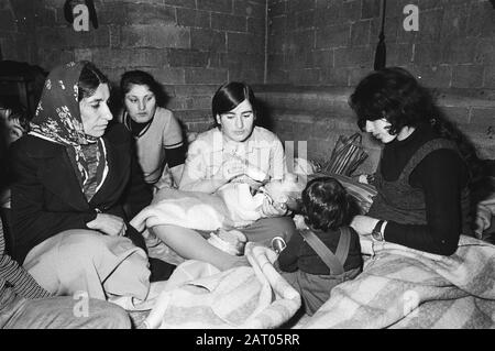 Occupation Sint Jan à Den Bosch par Turks femmes et enfants dans la cathédrale Date : 18 avril 1979 lieu : den Bosch, Noord-Brabant mots clés : métiers, cathédrales Nom de l'établissement : Sint- Janskathedraal Banque D'Images