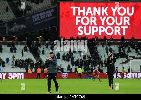 Londres, Royaume-Uni. 29 janvier 2020. Le directeur de Liverpool, Jurgen Klopp, et le gardien de but de Liverpool, Alisson, applaudissent les fans après le match de la Premier League entre West Ham United et Liverpool au London Stadium, Stratford, le mercredi 29 janvier 2020. (Crédit: Leila Coker | MI News) la photographie ne peut être utilisée qu'à des fins de rédaction de journaux et/ou de magazines, licence requise pour un usage commercial London, Royaume-Uni. 29 janvier 2020. Lors du match de la Premier League entre West Ham United et Liverpool au London Stadium, Stratford, le mercredi 29 janvier 2020. (Crédit: Leila Coker | Mi News Banque D'Images