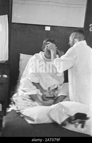 Visite du professeur Romme à Medan Dr. C.P.M. Romme (en chemise légère) lors d'une visite à l'hôpital militaire de Medan Date : février 1947 lieu : Indonésie, Medan, Antilles orientales néerlandaises, Sumatra Banque D'Images