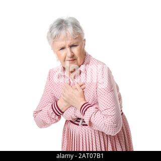 Femme senior souffrant d'une crise cardiaque sur fond blanc Banque D'Images