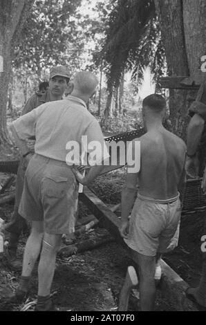 Visite du professeur Romme à Medan Dr. C.P.M. Romme (en chemise légère) parle avec les hommes Date: Février 1947 lieu: Indonésie, Medan, Hollandais East Indies, Sumatra Nom personnel: Romme, C.P.M. Banque D'Images