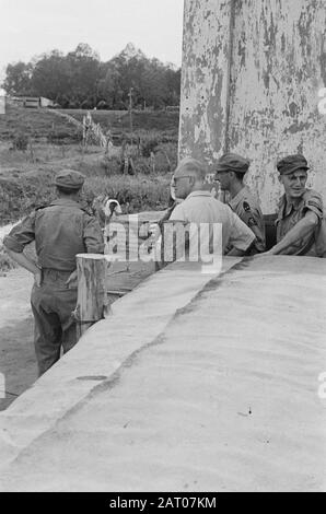 Visite du professeur Romme à Medan Dr. C.P.M. Romme (En Chemise Légère) Date: Février 1947 Lieu: Indonésie, Medan, Hollandais East Indies, Sumatra Nom Personnel: Romme, Banque D'Images