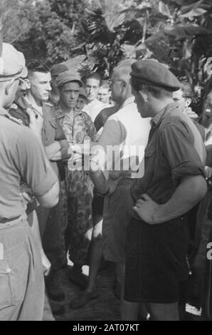 Visite du professeur Romme à Medan Dr. C.P.M. Romme (En Chemise Légère) Date: Février 1947 Lieu: Indonésie, Medan, Hollandais East Indies, Sumatra Nom Personnel: Romme, Banque D'Images