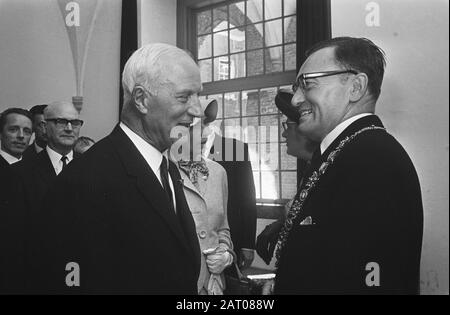 M. L. de Gou a été installé en tant que maire de Haarlem: L. ex.burg. Van Haarlem Cremers et r. maire de Gou Date: 20 août 1969 lieu: Haarlem Nom personnel: Cremers, Dr. L. de Gou Banque D'Images