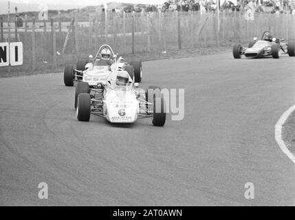 Course de Formule III sur le circuit de Zandvoort Trois voitures de course Date: 30 avril 1972 lieu: Noord-Holland, Zandvoort mots clés: Courses automobiles, voitures de course Banque D'Images