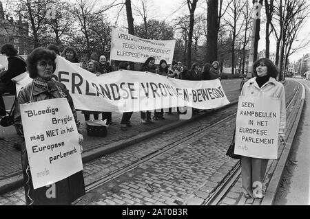 Le mouvement des femmes montre devant l'ambassade de la République fédérale d'Allemagne en relation avec la nomination du bourreau de camp Hildegard Lachert pour les élections européennes. Sur les bannières est: Sanglant Brygide mai NE pas être au Parlement européen et aucun bourreau de camp au Parlement européen Date: 3 mai 1979 lieu: La Haye, Zuid-Holland mots clés: Ambassades, manifestations, bannières, mouvement des femmes Nom personnel: Lachert, Hildegard Banque D'Images