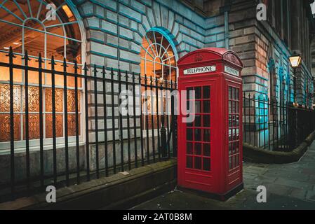 Et iconique traditionnel vieux téléphone rouge fort à Londres UK. Banque D'Images