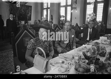 Visite de trois jours la princesse Beatrix et les Prins Claus dans la province Noord-Holland, visite Alkmaar Date: 21 août 1973 lieu: Alkmaar, Noord-Holland mots clés: Visites, princesses, princesses, provinces Nom personnel: Beatrix, princesse, Claus, prince Banque D'Images