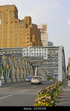 Shanghai, CHINE -29 OCTOBRE 2019 - vue sur le pont Waibaidu, anciennement appelé Garden Bridge, et le célèbre Broadway Mansion. Construit en 1909, ce W Banque D'Images