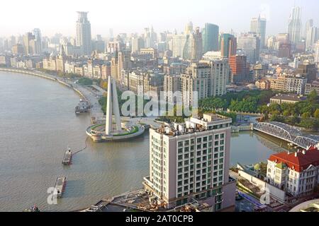 Shanghai, CHINE -29 OCTOBRE 2019 - vue sur le pont Waibaidu, anciennement appelé Garden Bridge, et le célèbre Broadway Mansion. Construit en 1909, ce W Banque D'Images