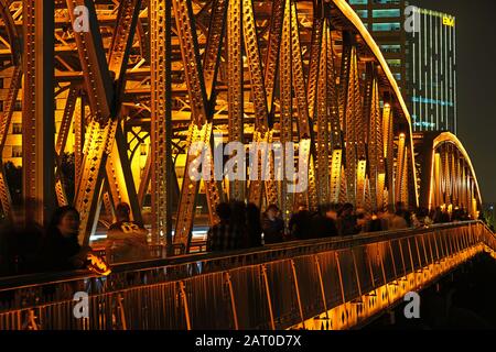Shanghai, CHINE -29 OCTOBRE 2019 - vue sur le pont Waibaidu, anciennement appelé Garden Bridge, et le célèbre Broadway Mansion. Construit en 1909, ce W Banque D'Images