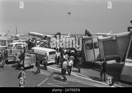 Elftal Ajax arrive avec Europa Cup à Schiphol de Londres Bush à l'aéroport de Schiphol à l'arrivée d'Ajax Date: 3 juin 1971 lieu: Noord-Holland, Schiphol mots clés: Arrivée et départ, avions, aéroports Nom de l'établissement: Europa Cup Banque D'Images