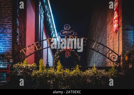 DUBLIN, IRLANDE, 24 décembre 2018 : Temple Bar, quartier historique connu sous le nom de quartier culturel avec une vie nocturne animée. Nightscene du bar, plein de neon Banque D'Images