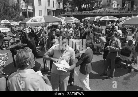 Les 59ème Quatre Jours de Nimègue en 1975 Bush autour de l'enregistrement Date: 14 juillet 1975 lieu: Gueldre, Nimègue mots clés: Terassen, terrasses, visites à pied, randonnée pédestre Banque D'Images