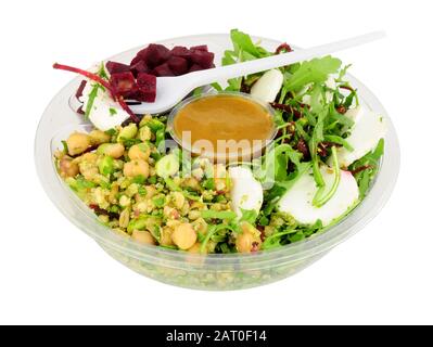 Fromage de chèvre et bol à salade pratique de betterave isolé sur fond blanc Banque D'Images