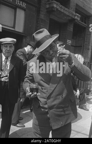 Les marins marchands néerlandais ont aidé à l'effort de guerre allié sur les sept mers. De retour de leurs périlleux voyages, une fête d'entre eux a récemment eu une journée dehors à Londres. Des harengs salés crus, préparés à la manière néerlandaise et une bonne vieille bière anglaise ont été consommés et un bon moment a été passé par tous. Un harengs salé néerlandais de l'Ouest-Indien Date : juin 1943 lieu : Grande-Bretagne mots clés : boissons, hareng, tavernes, seconde Guerre mondiale Banque D'Images