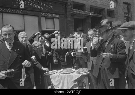 Les marins marchands néerlandais ont aidé à l'effort de guerre allié sur les sept mers. De retour de leurs périlleux voyages, une fête d'entre eux a récemment eu une journée dehors à Londres. Des harengs salés crus, préparés à la manière néerlandaise et une bonne vieille bière anglaise ont été consommés et un bon moment a été passé par tous. La fête buvant de la bière et mangeant du hareng salé devant vous ancienne taverne de tigre Date : juin 1943 lieu : Grande-Bretagne mots clés : boissons, hareng, pubs, seconde Guerre mondiale Banque D'Images