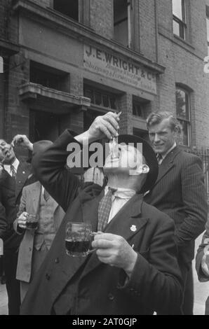 Les marins marchands néerlandais ont aidé à l'effort de guerre allié sur les sept mers. De retour de leurs périlleux voyages, une fête d'entre eux a récemment eu une journée dehors à Londres. Des harengs salés crus, préparés à la manière néerlandaise et une bonne vieille bière anglaise ont été consommés et un bon moment a été passé par tous. Manger du hareng salé dans la voie néerlandaise approuvée Date: Juin 1943 lieu: Grande-Bretagne, Londres mots clés: Visites, seconde Guerre mondiale, marins Banque D'Images