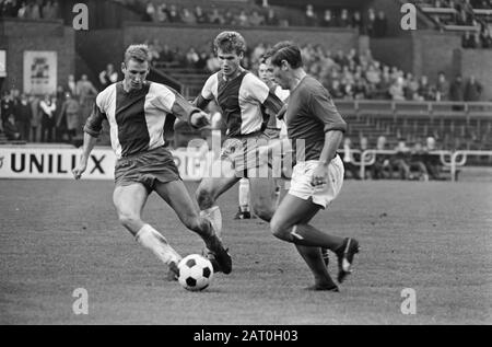 Match de football DWS - Elinkwijk te Amsterdam: 6-2 DWS Player Frans Geurtsen in duel with Elinkwijk Players Koos van Tamelen (à gauche) et Jan Verkaik Date: 16 octobre 1966 lieu: Amsterdam, Noord-Holland mots clés: Duels, sport, football Personname: Geurtsen, French, Tamelen, Koos van Verkaik, Jan Banque D'Images