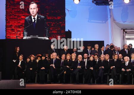 Oswiecim, Pologne. 27 janvier 2020. Dirigeants internationaux et royalties vues à la porte de la mort pendant la cérémonie.75ème anniversaire de la libération de l'ancien camp de concentration allemand nazi Auschwitz-Birkenau. Pendant la seconde Guerre mondiale occupation de la Pologne par l'Allemagne nazie, les nazis ont tué plus d'un million de personnes dans le camp. KL Auschwitz-Birkenau a été libéré le 27 janvier 1945. Les dirigeants internationaux et environ 200 survivants avec leurs familles se réunissent chaque année pour rendre hommage aux victimes d'Auschwitz. Crédit: Sopa Images Limited/Alay Live News Banque D'Images