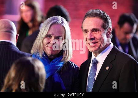 Oswiecim, Pologne. 27 janvier 2020. Andrew Cuomo (R), gouverneur de New York, vu à la porte de la mort pendant la cérémonie.75ème anniversaire de la libération de l'ancien camp de concentration allemand nazi Auschwitz-Birkenau. Pendant la seconde Guerre mondiale occupation de la Pologne par l'Allemagne nazie, les nazis ont tué plus d'un million de personnes dans le camp. KL Auschwitz-Birkenau a été libéré le 27 janvier 1945. Les dirigeants internationaux et environ 200 survivants avec leurs familles se réunissent chaque année pour rendre hommage aux victimes d'Auschwitz. Crédit: Sopa Images Limited/Alay Live News Banque D'Images