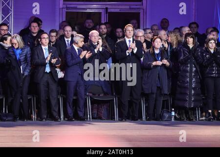 Sadik Khan, maire de Londres, et Andrew Cuomo, gouverneur de New York, sont vus à la porte de la mort lors de la cérémonie.75ème anniversaire de la libération de l'ancien camp de concentration allemand nazi Auschwitz-Birkenau. Pendant la seconde Guerre mondiale occupation de la Pologne par l'Allemagne nazie, les nazis ont tué plus d'un million de personnes dans le camp. KL Auschwitz-Birkenau a été libéré le 27 janvier 1945. Les dirigeants internationaux et environ 200 survivants avec leurs familles se réunissent chaque année pour rendre hommage aux victimes d'Auschwitz. Banque D'Images