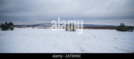 Marines américaines avec le 3ème Bataillon d'amphibiens Assault, 3ème division marine, effectuer une aire de tir en direct sur Les Véhicules amphibies Assault pendant l'exercice Northern Viper 2020 à Hokudaien Training Area, Hokkaido, Japon, 28 janvier 2020. Northern Viper est un exercice d'entraînement régulier conçu pour améliorer l'interopérabilité de l'Alliance américaine et japonaise en permettant aux forces de travail marines aériennes du III MEF de maintenir leur létalité et leur compétence dans les opérations D'armement Combiné MAGTF dans les environnements froids. (ÉTATS-UNIS Photo du corps marin par le Cpl. Cameron E. Parcs) Banque D'Images