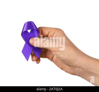 Main féminine avec ruban violet comme symbole de la Journée mondiale du cancer sur fond blanc Banque D'Images