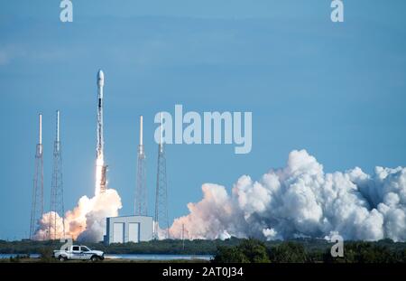 La fusée Falcon 9 Starlink a décollé avec succès du Pad 40 le 29 janvier 2020, à la station aérienne de Cape Canaveral, La constellation de la FLA Starlink est une collection de satellites utilisés pour fournir un accès Internet par satellite et la 45ème aile spatiale a soutenu le lancement de deux tranches de Starlink en 2020 seulement. (ÉTATS-UNIS Photo de la Force aérienne par Airman 1ère classe Zoe Thacker) Banque D'Images