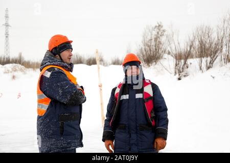 Deux travailleurs sur le site du camp de glace Banque D'Images