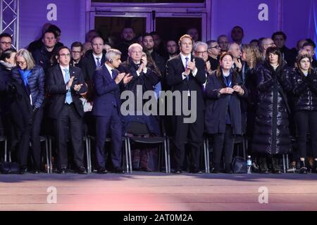 Oswiecim, Pologne. 27 janvier 2020. Sadik Khan, maire de Londres, et Andrew Cuomo, gouverneur de New York, sont vus à la porte de la mort lors de la cérémonie.75ème anniversaire de la libération de l'ancien camp de concentration allemand nazi Auschwitz-Birkenau. Pendant la seconde Guerre mondiale occupation de la Pologne par l'Allemagne nazie, les nazis ont tué plus d'un million de personnes dans le camp. KL Auschwitz-Birkenau a été libéré le 27 janvier 1945. Les dirigeants internationaux et environ 200 survivants avec leurs familles se réunissent chaque année pour rendre hommage aux victimes d'Auschwitz. (Image De Crédit : © Filip Radwanski/Sopa Im Banque D'Images