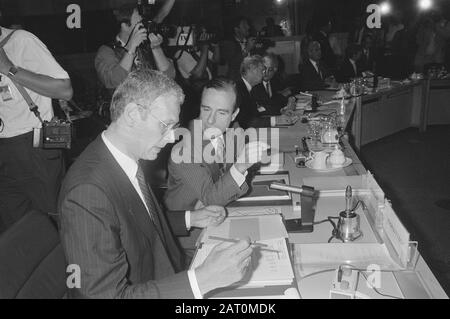 Sommet de la CEE à la Haye: Réunion des ministres des affaires étrangères; ministre van den Broek Date: 26 juin 1986 lieu: La Haye, Hollande-Méridionale mots clés: Réunions, ministres Nom personnel : Broek, Hans van der Banque D'Images