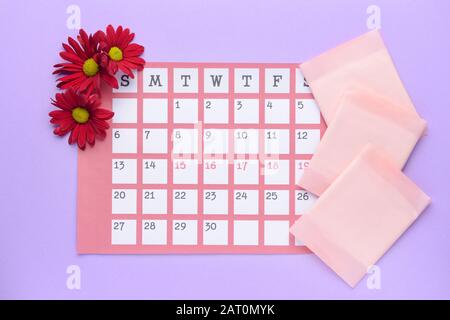 Calendrier menstruel avec électrodes sur fond couleur Banque D'Images