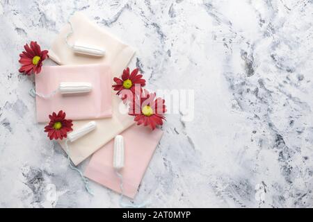 Tampons menstruels avec tampons sur fond blanc. Concept menstruel Banque D'Images