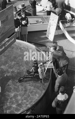 Ouverture de l'HISWA 1962 au RAI par le maire Van Hall d'Amsterdam une démonstration de plongée dans une piscine de Sporthuis Centrum (Centre plus tard Parcs) Date: 16 mars 1962 lieu: Amsterdam, Hollande-Nord mots clés: Plongeurs, foires, bateau de plaisance, piscines Nom de l'établissement: Hiswa Banque D'Images