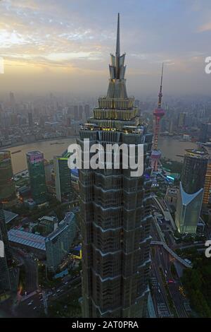 Shanghai, CHINE -1 NOV 2019- vue sur l'hôtel Grand Hyatt Shanghai dans la tour moderne de Jin Mao (le Golden Prosperity Building), Shanghai, Chine. Banque D'Images