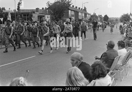 Les 59ème Quatre Jours de Nimègue en 1975 un groupe de marcheurs passent quelques spectateurs le long de la route à Valbrug Date: 15 juillet 1975 lieu: Gelderland, Trail Bridge mots clés: Public, tours de pieds, randonneurs, randonnée pédestre Banque D'Images