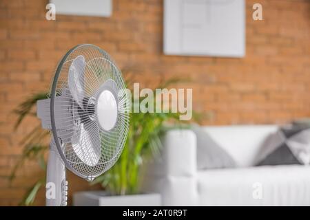 Ventilateur électrique moderne dans la chambre Banque D'Images