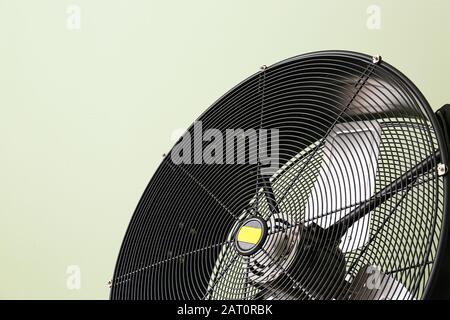 Ventilateur électrique sur fond couleur, closeup Banque D'Images