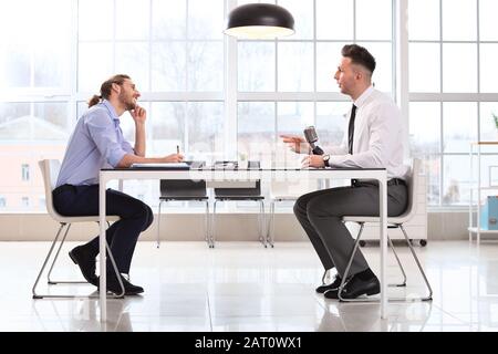 Human resources manager interviewing man in office Banque D'Images