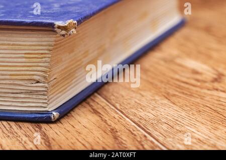 Coin de livre avec de vieilles pages jaunes sur table en bois Banque D'Images