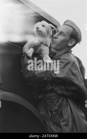 Banjoemas, Commission Chinoise De Contrôle. Port de Tjilatjap. Waranedja un soldat avec un petit chien Date: 10 octobre 1947 lieu: Indonésie, Antilles néerlandaises de l'est Banque D'Images