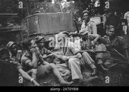 Contact entre KNIL et TNI à Btusangkarse [un soldat néerlandais en conversation animée avec quelques soldats KNIL d'Infantry II] Date : octobre 1949 lieu : Indonésie, Antilles orientales néerlandaises, Sumatra Banque D'Images