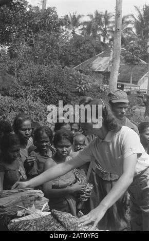 Garoet. Actions de purification environnement Tjibatoe et Wanaradja une femme néerlandaise partage des vêtements à partir de Date: 15 octobre 1947 lieu: Indonésie, Java, Pays-Bas Indes de l'est Banque D'Images