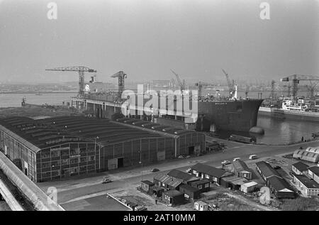 Construction du camion-citerne Mammoet Melania, de deux parties distinctes au NDSM un aperçu du site de construction navale Date: 9 septembre 1968 lieu: Amsterdam, Noord-Holland mots clés: Construction navale, pétroliers Nom de l'institution: NDSM Banque D'Images