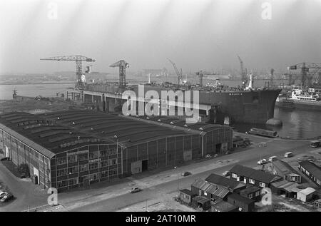 Construction du camion-citerne Mammoet Melania, de deux parties distinctes au NDSM un aperçu du site de construction navale Date: 9 septembre 1968 lieu: Amsterdam, Noord-Holland mots clés: Construction navale, pétroliers Nom de l'institution: NDSM Banque D'Images