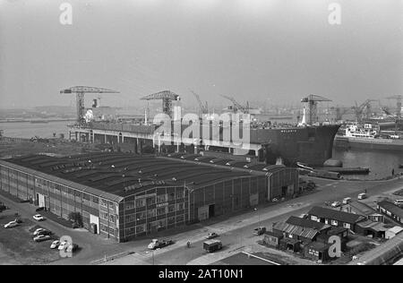 Construction du camion-citerne Mammoet Melania, de deux parties distinctes au NDSM un aperçu du site de construction navale Date: 9 septembre 1968 lieu: Amsterdam, Noord-Holland mots clés: Construction navale, pétroliers Nom de l'institution: NDSM Banque D'Images