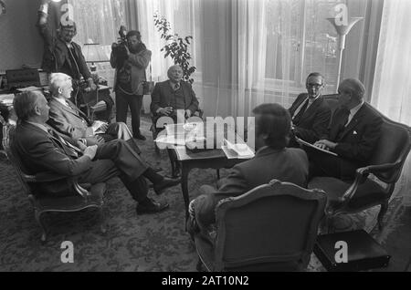 Le premier ministre Den Uyl et le ministre Van der Stoel parlent avec des représentants du CHU et du VVD de la politique étrangère et du boycott pétrolier un aperçu de la salle de réunion; vu au dos Wiegel, en face du premier ministre Den Uyl, deuxième de droite Van der Stoel Date: 12 décembre 1973 lieu: La Haye, Zuid-Holland mots clés : députés, ministres, premiers ministres, salles de réunion Nom personnel : Stoel, Max van der, Uyl, Joop den, Wiegel, Hans Banque D'Images