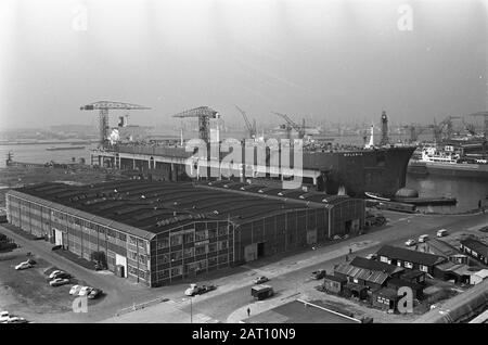 Construction du camion-citerne Mammoet Melania, de deux parties distinctes au NDSM un aperçu du site de construction navale Date: 9 septembre 1968 lieu: Amsterdam, Noord-Holland mots clés: Construction navale, pétroliers Nom de l'institution: NDSM Banque D'Images