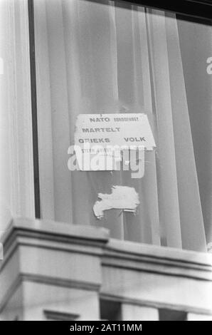 Occupation de l'ambassade de Grèce à la Haye un texte de protestation collé derrière une fenêtre a été partiellement supprimé Date: 23 novembre 1973 lieu: La Haye, Zuid-Holland mots clés: Ambassades, professions, protestations, fenêtres Banque D'Images